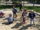 Wiosenne zabawy na placu przedszkolnym.