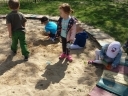 Wiosenne zabawy na placu przedszkolnym.