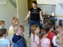 Tygryski zwiedzają przedszkolną kuchnię