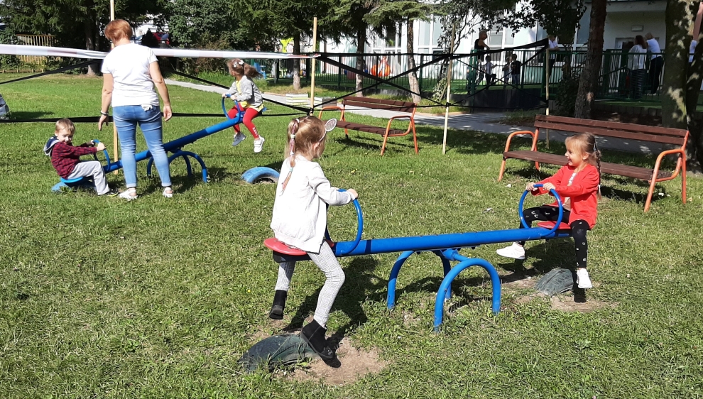 Zabawy Integracyjne Na świeżym Powietrzu Galeria › ZABAWY RUCHOWE WISIENEK NA ŚWIEŻYM POWIETRZU | Integracyjne