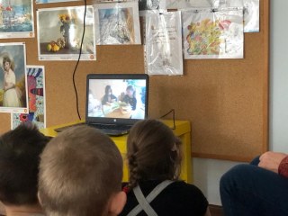 Dzieci ze szkoły czytają bajkę przedszkolakom z grupy Wisienki