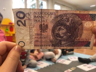 Wisienki poznają monety i banknoty polskie