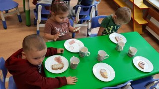 Mali odkrywcy degustują pierwsze posiłki w przedszkolu.