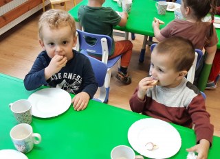 Mali odkrywcy degustują pierwsze posiłki w przedszkolu.