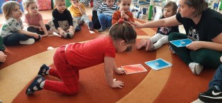 Maluszki uczą się pilnie języka angielskiego