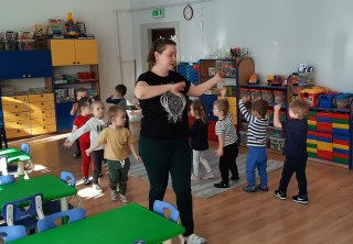 Maluszki uczą się pilnie języka angielskiego