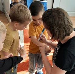 Maluszki uczą się pilnie języka angielskiego