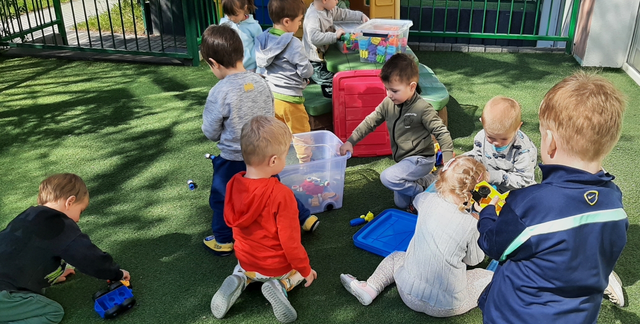 Galeria - ZABAWY MAŁYCH ODKRYWCÓW NA TARASIE PRZEDSZKOLNYM