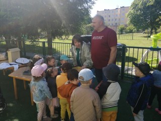 POZIOMKI POZNAJĄ ZAWÓD PSZCZELARZA