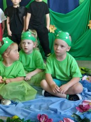 PRZEDSTAWIENIE DLA RODZICÓW ‘PRZYGODY NIEGRZECZNEJ ŻABKI’