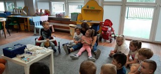 MALI ODKRYWCY UCZĄ SIĘ UDZIELAĆ PIERWSZEJ POMOCY