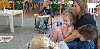 MALI ODKRYWCY UCZĄ SIĘ UDZIELAĆ PIERWSZEJ POMOCY