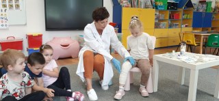 MALI ODKRYWCY UCZĄ SIĘ UDZIELAĆ PIERWSZEJ POMOCY