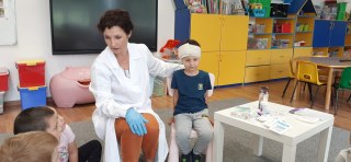 MALI ODKRYWCY UCZĄ SIĘ UDZIELAĆ PIERWSZEJ POMOCY