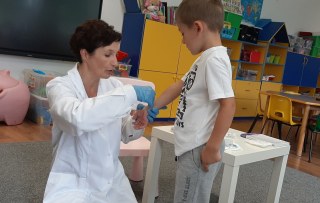MALI ODKRYWCY UCZĄ SIĘ UDZIELAĆ PIERWSZEJ POMOCY