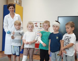MALI ODKRYWCY UCZĄ SIĘ UDZIELAĆ PIERWSZEJ POMOCY