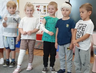 MALI ODKRYWCY UCZĄ SIĘ UDZIELAĆ PIERWSZEJ POMOCY