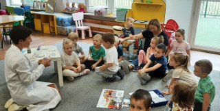 MALI ODKRYWCY UCZĄ SIĘ UDZIELAĆ PIERWSZEJ POMOCY