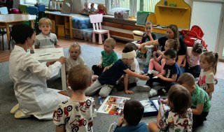 MALI ODKRYWCY UCZĄ SIĘ UDZIELAĆ PIERWSZEJ POMOCY