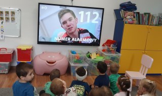 MALI ODKRYWCY UCZĄ SIĘ UDZIELAĆ PIERWSZEJ POMOCY