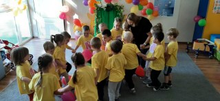 ‘KIEDY ŚMIEJE SIĘ DZIECKO, ŚMIEJE SIĘ CAŁY ŚWIAT’ DZIEŃ PRZEDSZKOLAKA W GRUPIE MAŁYCH ODKRYWCÓW