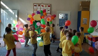 ‘KIEDY ŚMIEJE SIĘ DZIECKO, ŚMIEJE SIĘ CAŁY ŚWIAT’ DZIEŃ PRZEDSZKOLAKA W GRUPIE MAŁYCH ODKRYWCÓW
