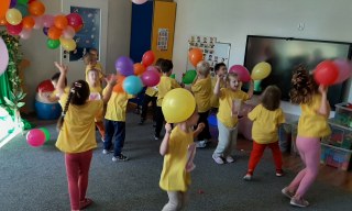 ‘KIEDY ŚMIEJE SIĘ DZIECKO, ŚMIEJE SIĘ CAŁY ŚWIAT’ DZIEŃ PRZEDSZKOLAKA W GRUPIE MAŁYCH ODKRYWCÓW