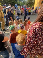 MALI ODKRYWCY POZNAJĄ BEZPIECZNĄ DROGĘ DO PRZEDSZKOLA
