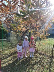 JESIENNE ZABAWY MAŁYCH ODKRYWCÓW NA PLACU PRZEDSZKOLNYM