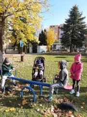 JESIENNE ZABAWY MAŁYCH ODKRYWCÓW NA PLACU PRZEDSZKOLNYM