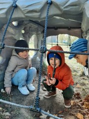 JESIENNE ZABAWY MAŁYCH ODKRYWCÓW NA PLACU PRZEDSZKOLNYM