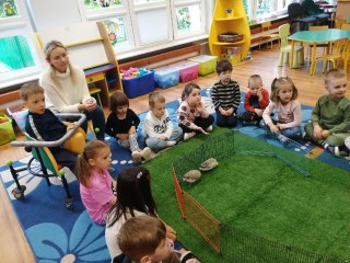 DZIECI Z PRZEDSZKOLA UCZESTNIKAMI WIOSENYCH WARSZTATÓW ZOOLOGICZNYCH