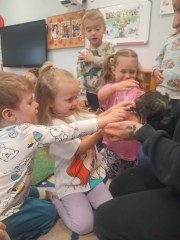 DZIECI Z PRZEDSZKOLA UCZESTNIKAMI WIOSENYCH WARSZTATÓW ZOOLOGICZNYCH